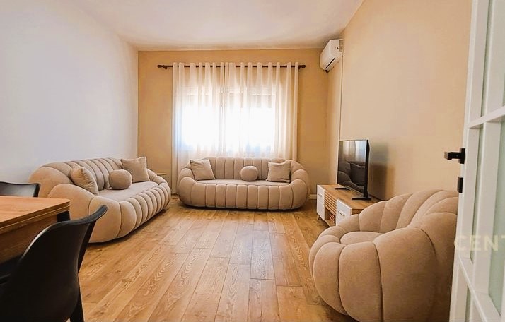 Tirane, jepet me qera apartament 2+1+Aneks+Ballkon Kati 4, 93 m² 750 € 