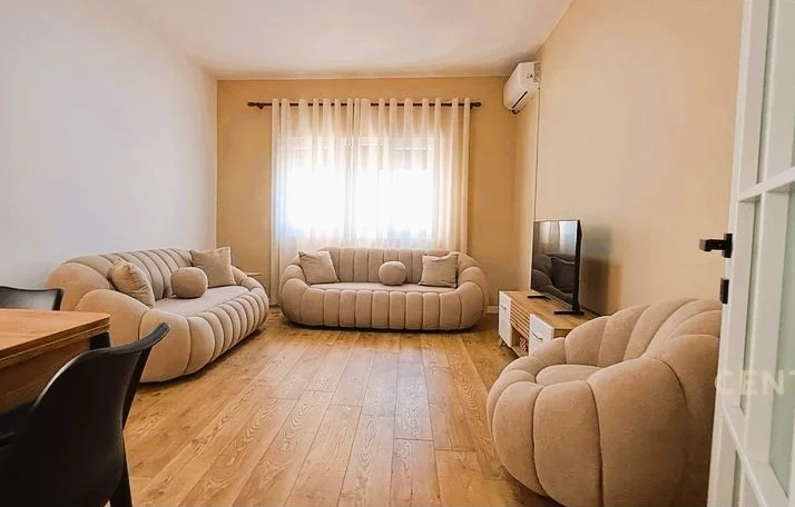 Tirane, jepet me qera apartament 2+1+Aneks+Ballkon Kati 4, 93 m² 700 €