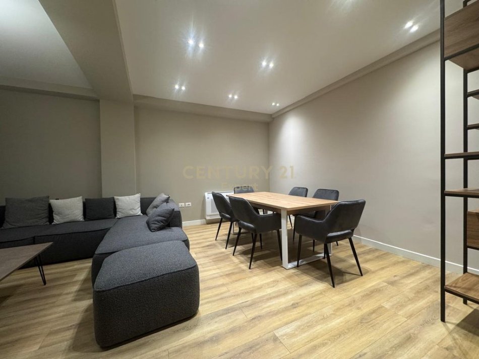 Tirane, jepet me qera apartament duplex 2 Katshe Kati 5, 213 m² 2.300 € 
