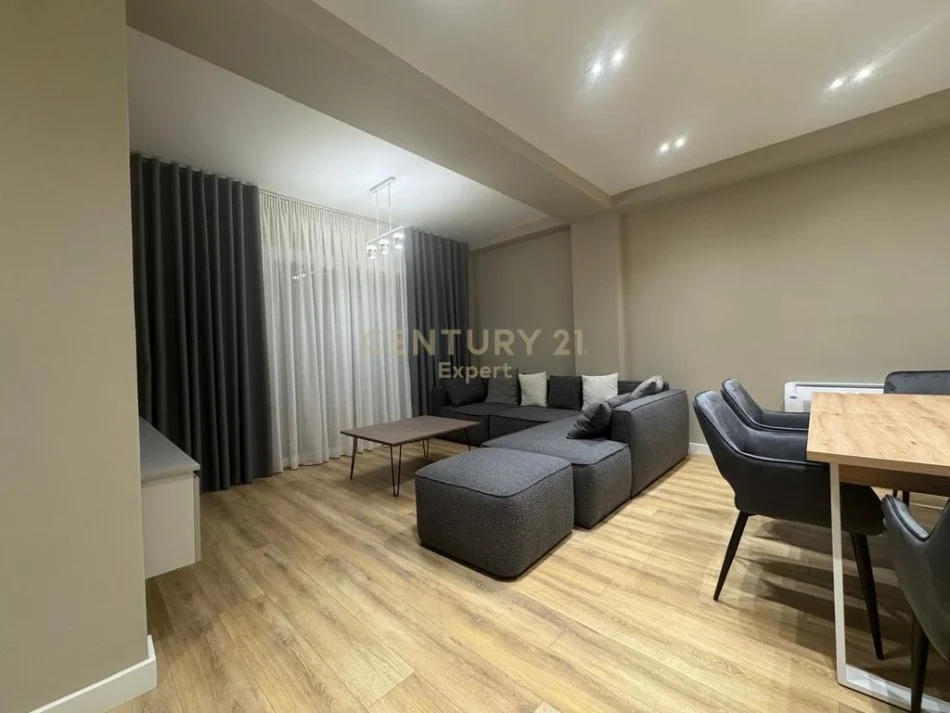 Tirane, jepet me qera apartament duplex 2 Katshe Kati 5, 213 m² 2.300 € 
