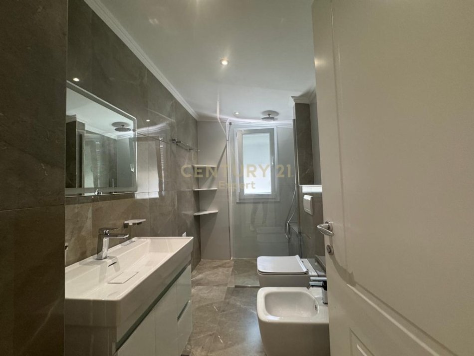 Tirane, jepet me qera apartament duplex 2 Katshe Kati 5, 213 m² 2.300 € 