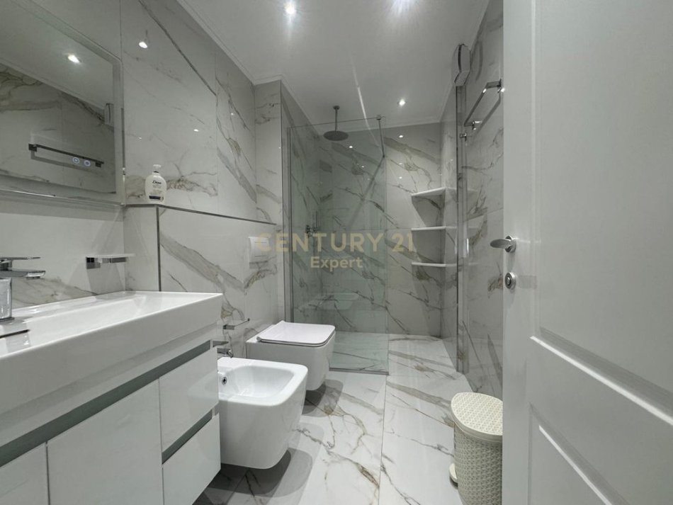 Tirane, jepet me qera apartament duplex 2 Katshe Kati 5, 213 m² 2.300 € 