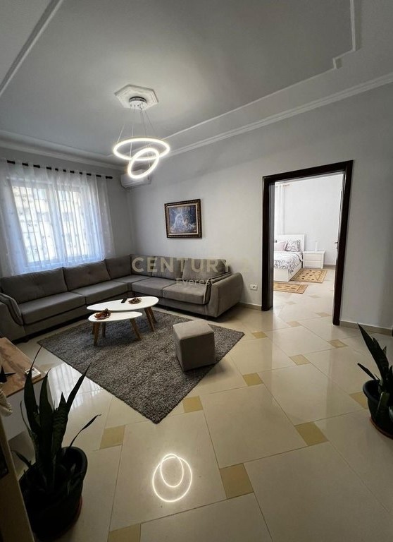 Tirane, jepet me qera apartament 1+1+Aneks+Ballkon Kati 3, 65 m² 600 € 