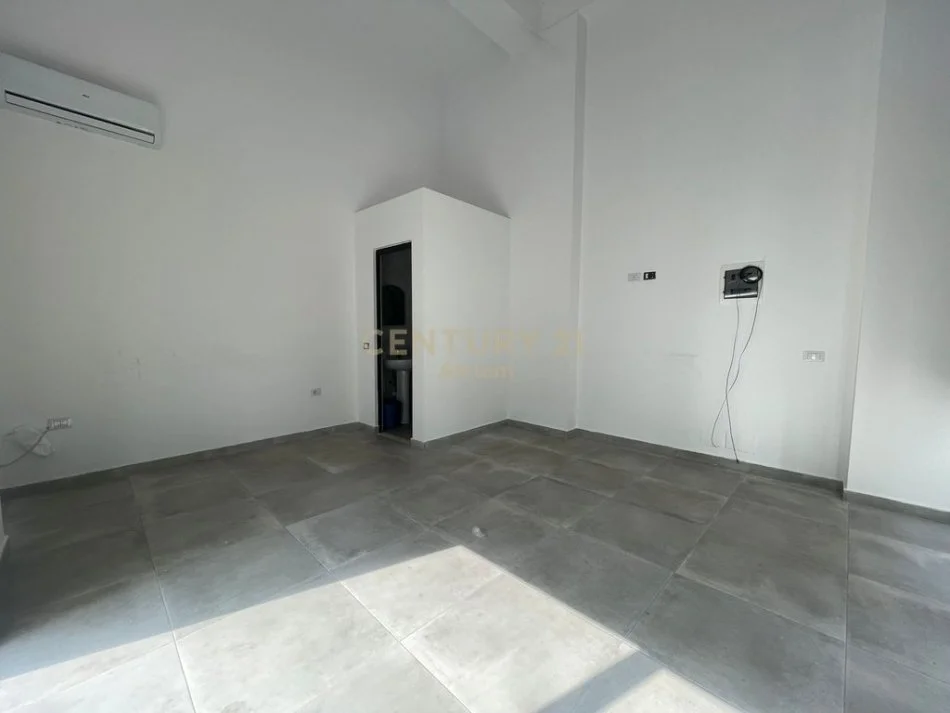 Tirane, jepet me qera ambjent biznesi Kati 0, 40 m² 350 € (ish restorant durresi)