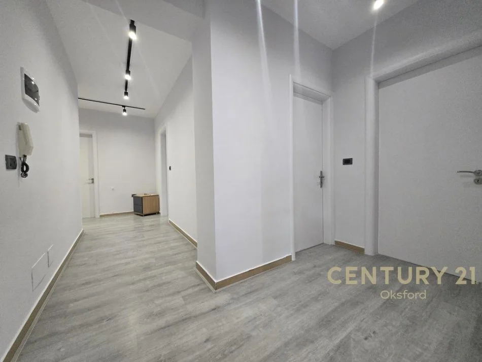 Tirane, jepet me qera zyre Kati 1, 151 m² 1.500 € (air albania)