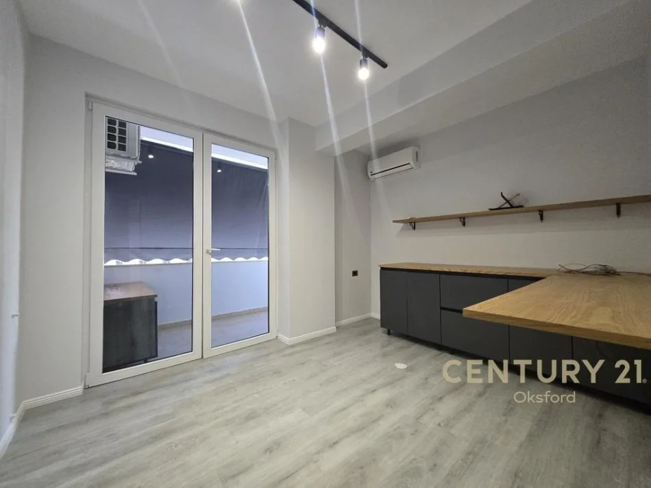 Tirane, jepet me qera zyre Kati 1, 151 m² 1.500 € (air albania)