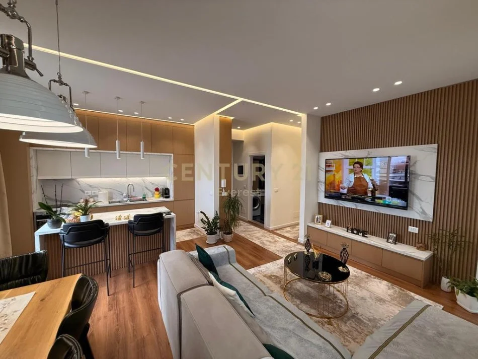 Tirane, shitet apartament 2+1 Kati 8, 132 m² 330.000 € (Shkolla e kuqe)