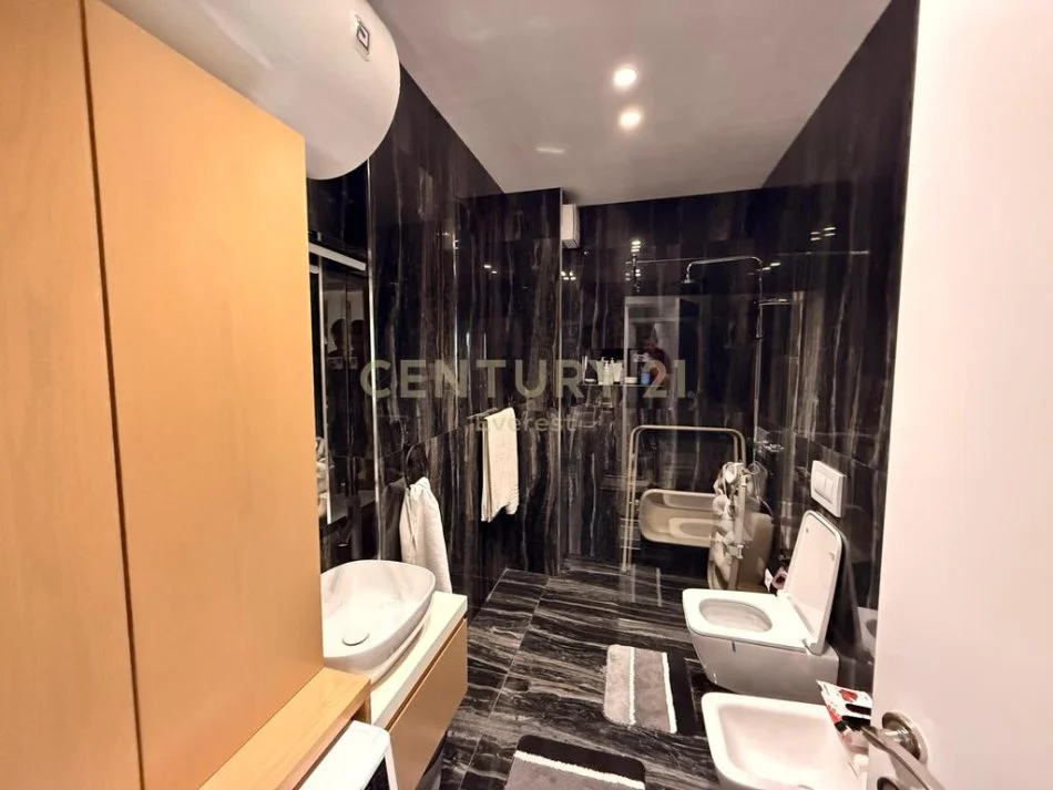 Tirane, shitet apartament 2+1 Kati 8, 132 m² 330.000 € (Shkolla e kuqe)