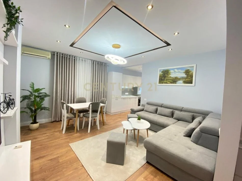 Tirane, jepet me qera apartament 2+1+Ballkon Kati 2, 85 m² 700 € 