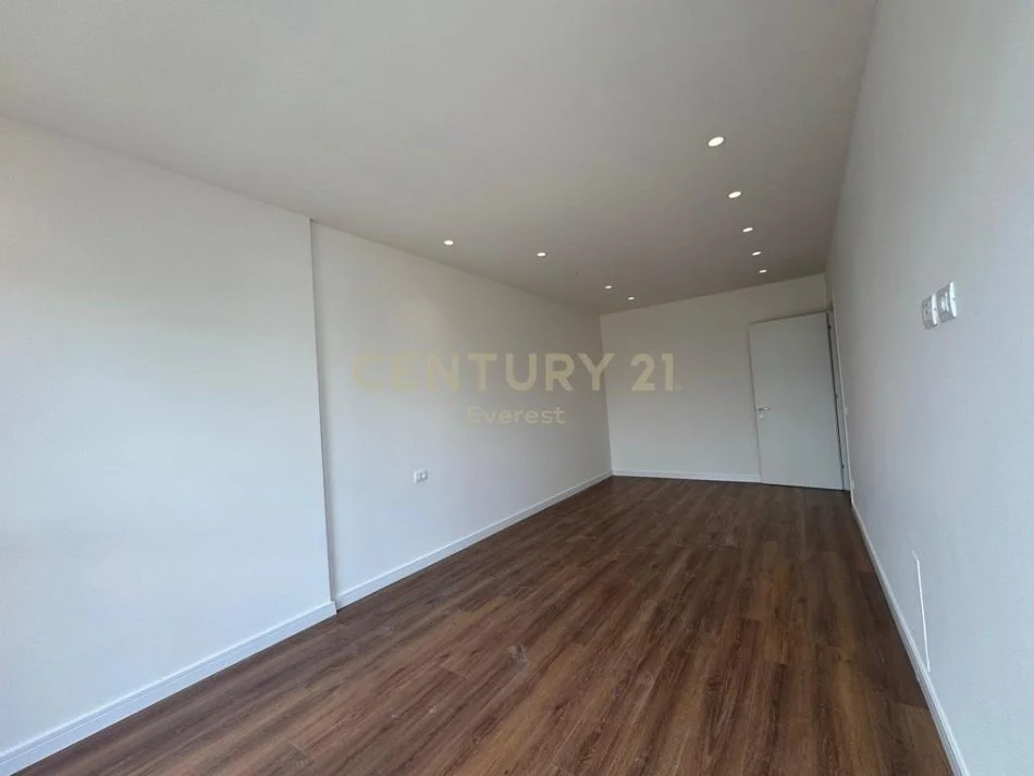 Tirane, shitet apartament 2+1+Ballkon Kati 4, 97 m² 121.000 € (Kompleksi "Univers City")