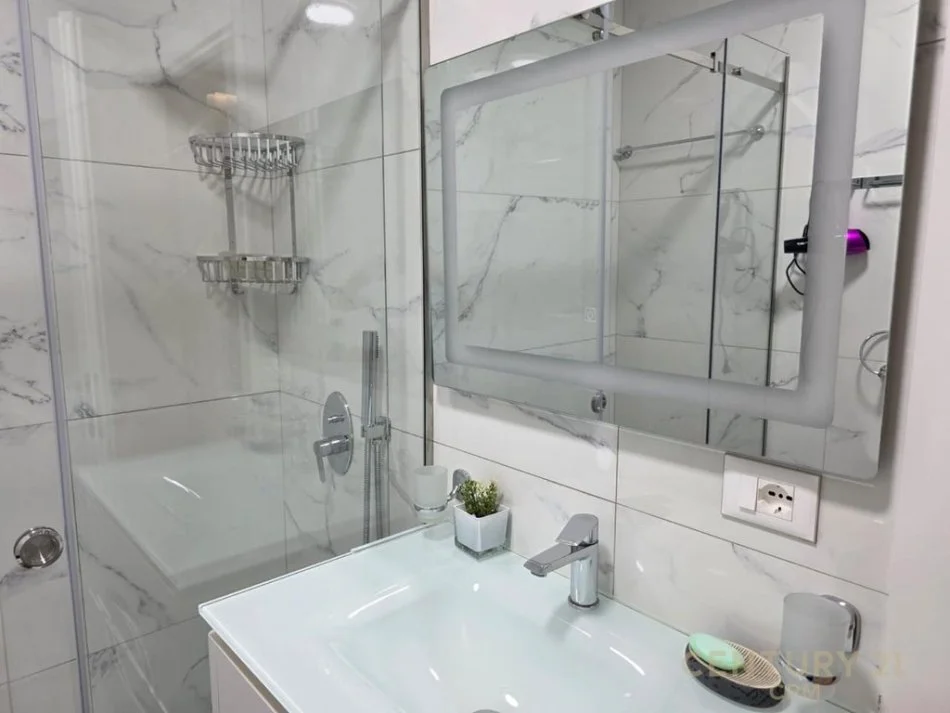 Tirane, jepet me qera apartament 1+1 Kati 5, 77 m² 1.400 € (Rruga e Elbasanit)