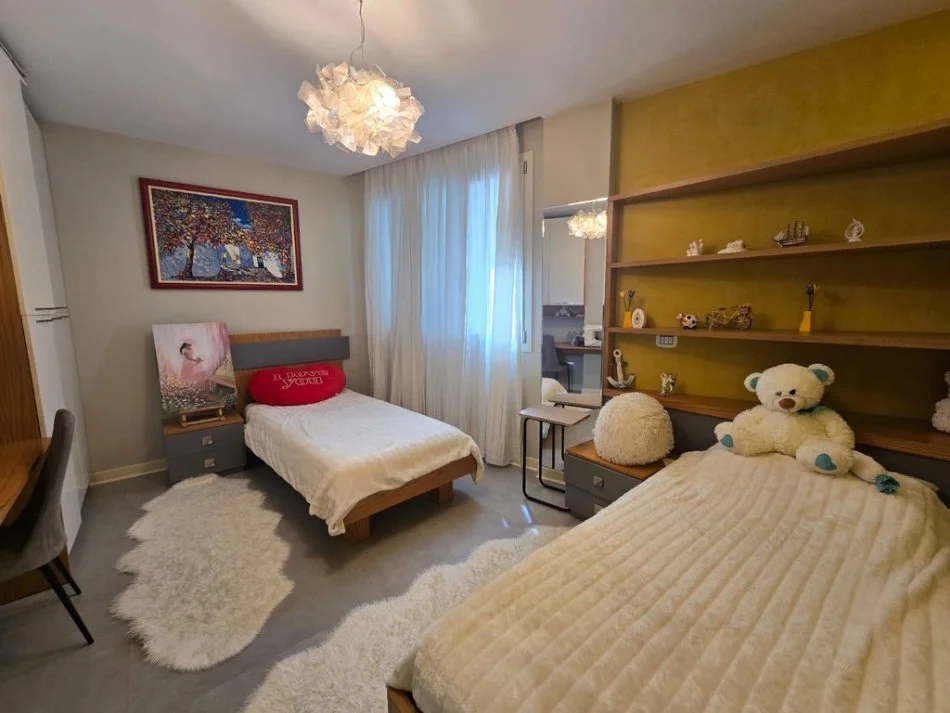 Tirane, shitet apartament 3+1+Ballkon Kati 1, 190 m² 