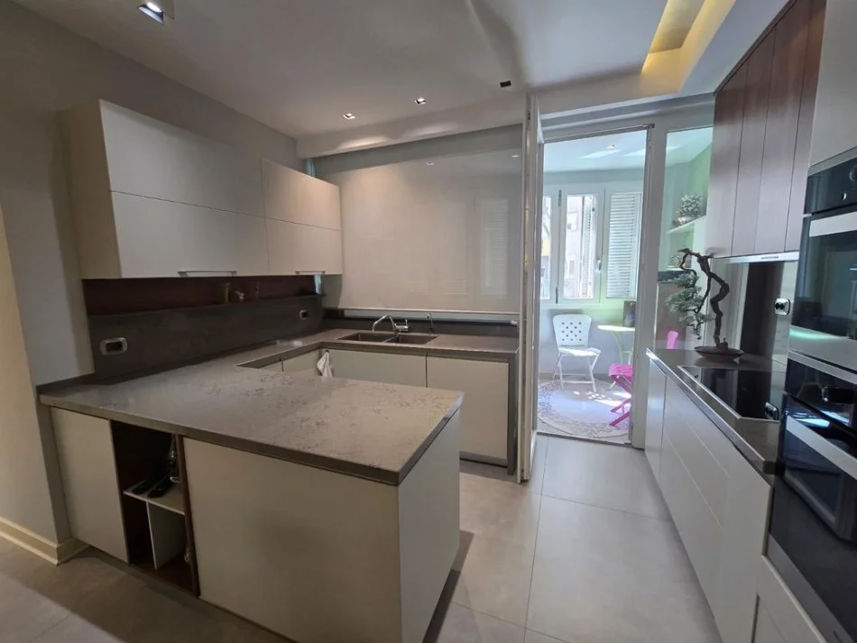 Tirane, shitet apartament 3+1+Ballkon Kati 1, 190 m² 