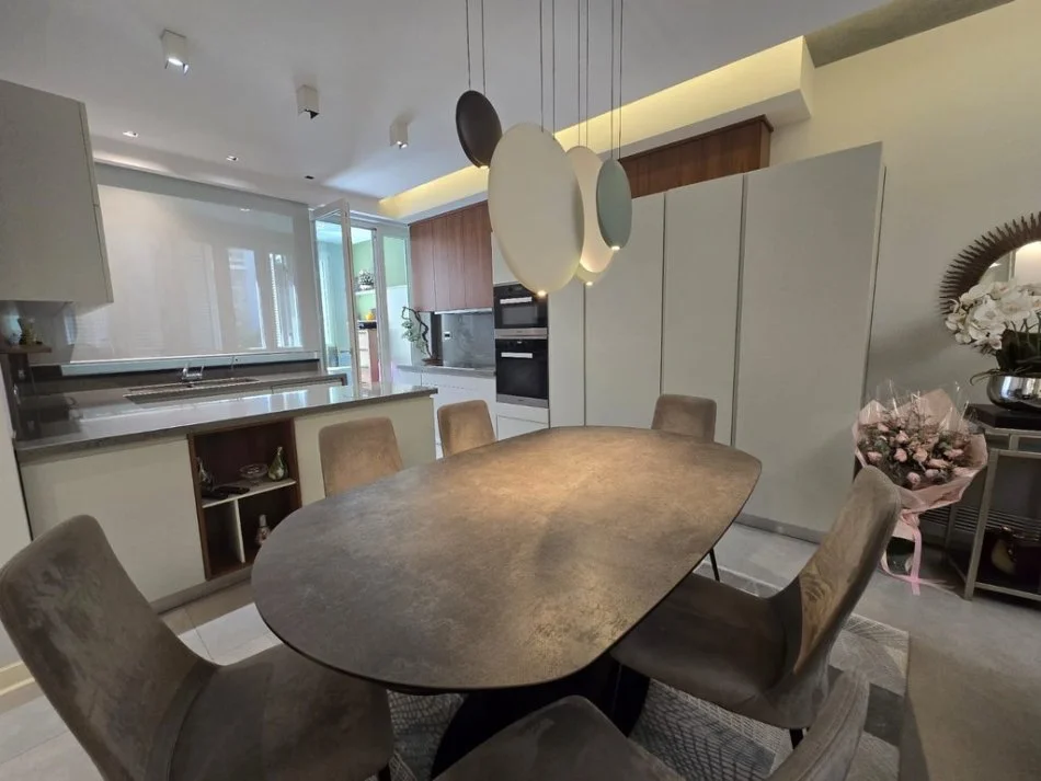 Tirane, shitet apartament 3+1+Ballkon Kati 1, 190 m² 