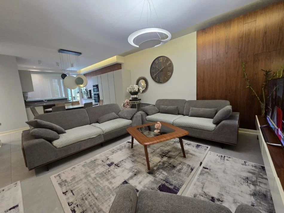 Tirane, shitet apartament 3+1+Ballkon Kati 1, 190 m² 