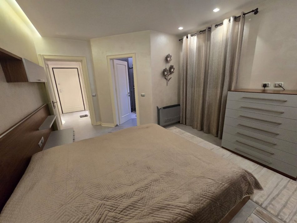 Tirane, shitet apartament 3+1+Ballkon Kati 1, 190 m² 
