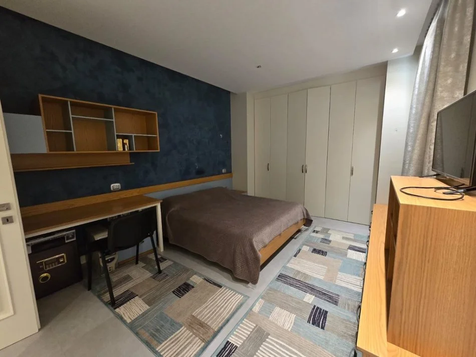 Tirane, shitet apartament 3+1+Ballkon Kati 1, 190 m² 