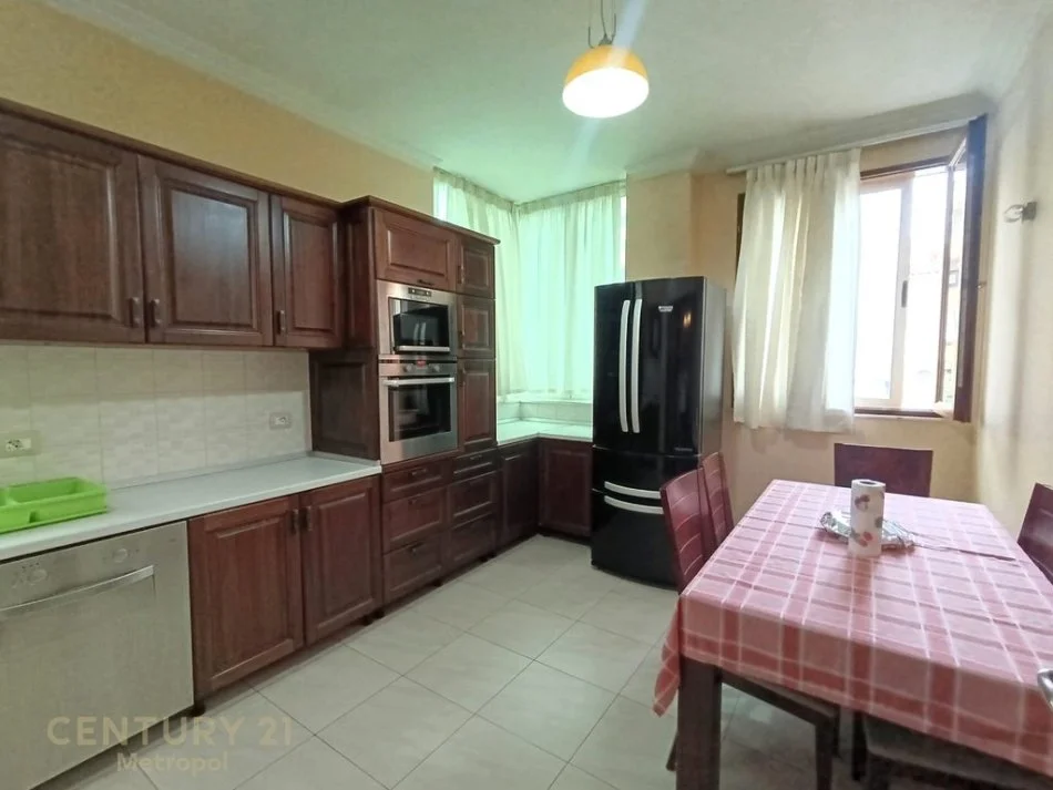 Tirane, jap me qera apartament 3+1+Ballkon , 163 m² 700 € (Kodra e Diellit)