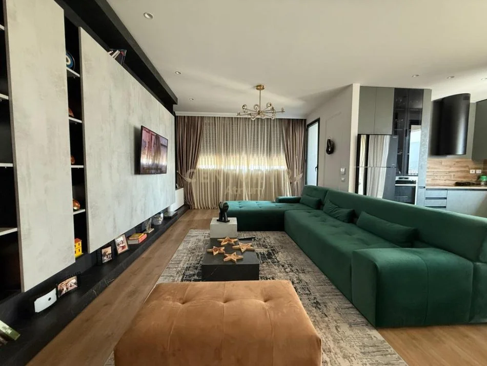 Tirane, shes apartament 2+1 , 138 m² 300.000 € (Oxhaku)