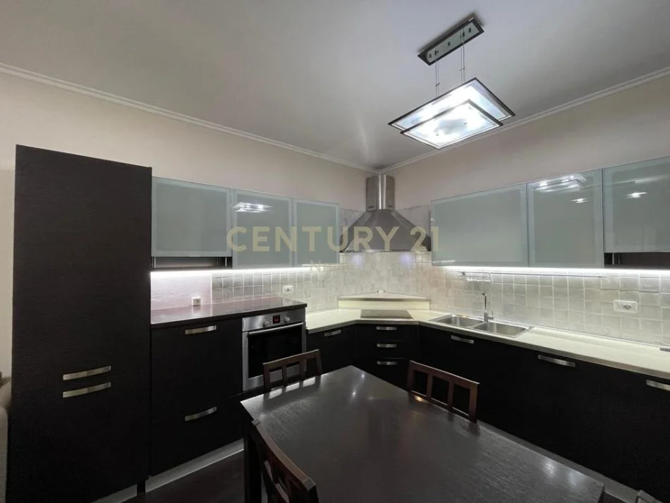 Tirane, jepet me qera apartament 2+1+Aneks+Ballkon Kati 2, 112 m² 650 € (Neom117074)