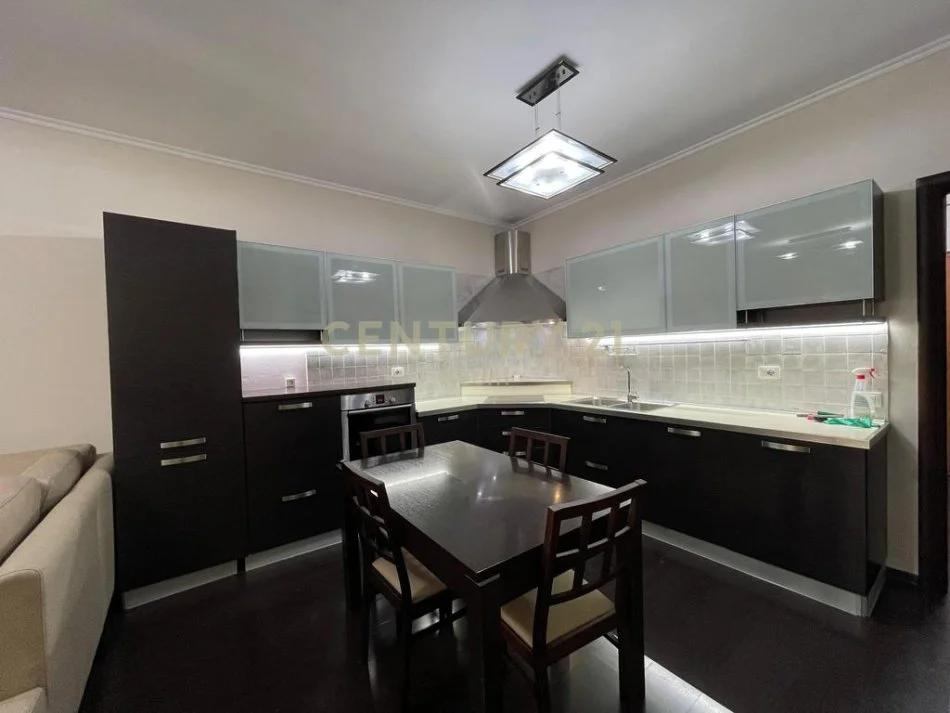 Tirane, jap me qera apartament 2+1 , 112 m² 650 € (Kopshti Botanik Zoologjik)