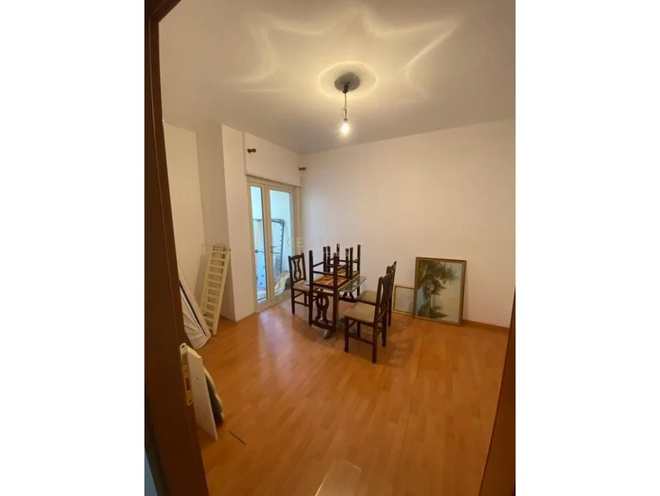 Tirane, jap me qera apartament 2+1 , 108 m² 550 € (Komuna e Parisit)