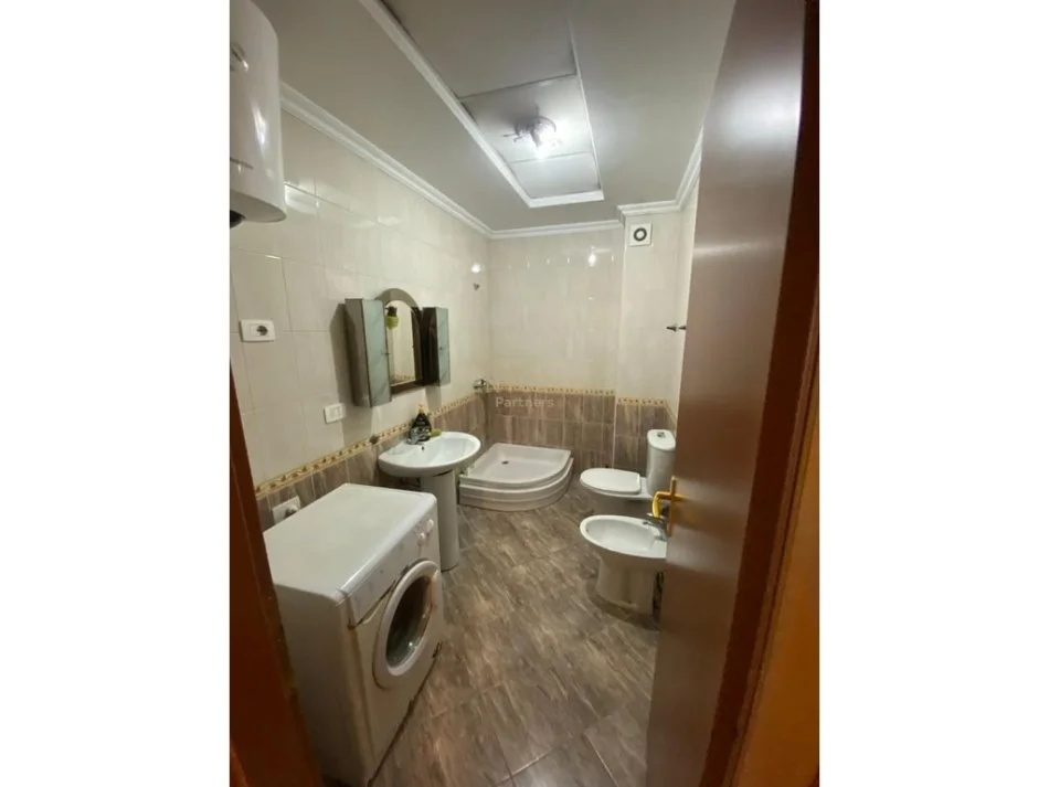 Tirane, jap me qera apartament 2+1 , 108 m² 550 € (Komuna e Parisit)
