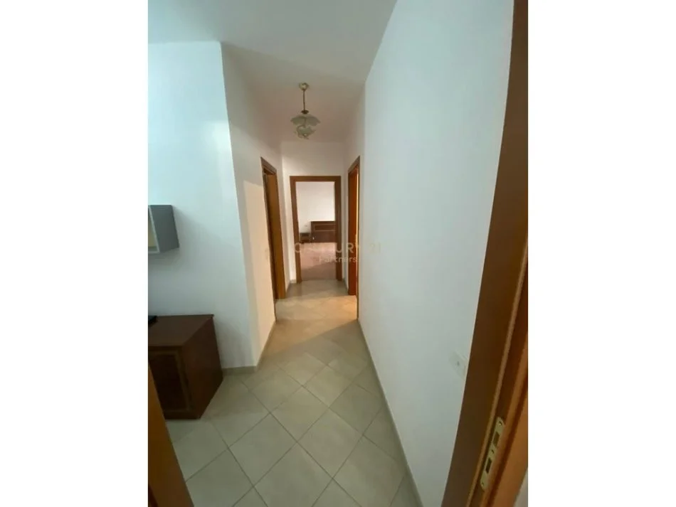 Tirane, jap me qera apartament 2+1 , 108 m² 550 € (Komuna e Parisit)