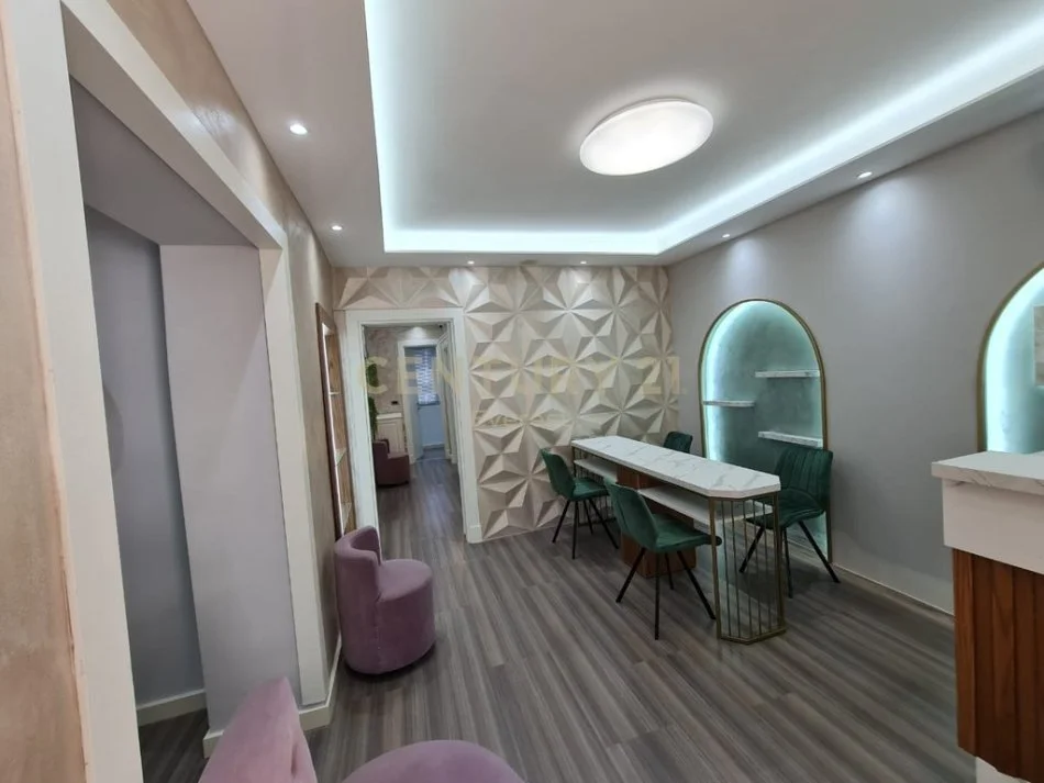 Tirane, jepet me qera ambjent biznesi , 50 m² 600 € (Bulevardi Barjam Curri)
