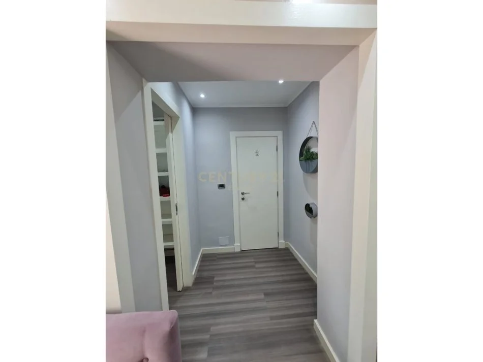 Tirane, jepet me qera ambjent biznesi , 50 m² 600 € (Bulevardi Barjam Curri)