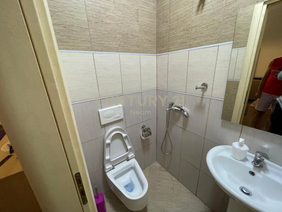 Tirane, jepet me qera apartament 2+1+Ballkon Kati 2, 95 m² 600 € (Neom117168)
