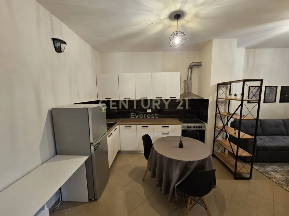 Tirane, jepet me qera apartament 1+1 Kati 5, 50 m² 500 € (everest117208)