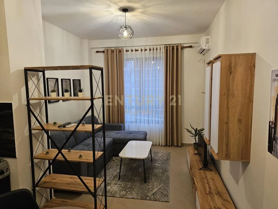 Tirane, jepet me qera apartament 1+1 Kati 5, 50 m² 500 € (everest117208)