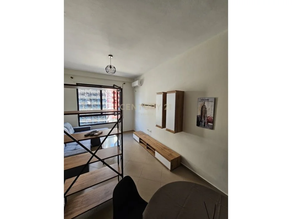 Tirane, jepet me qera apartament 1+1 Kati 5, 50 m² 500 € (everest117208)