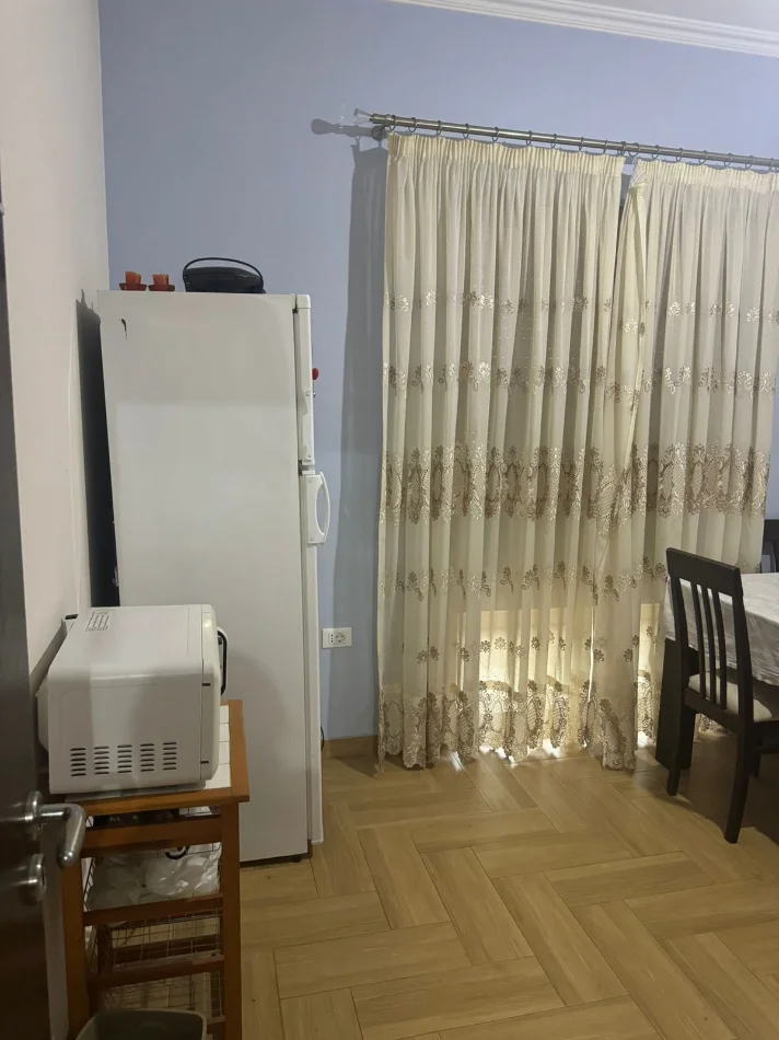 Tirane, jepet me qera apartament 3+1 Kati 2, 160 m² 400 € 