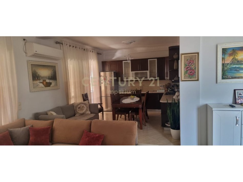 Tirane, jepet me qera apartament 2+1+Aneks+Ballkon Kati 4, 103 m² 550 € (Zogu i Zi)