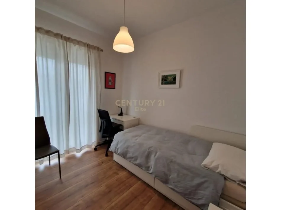 Tirane, jepet me qera apartament Kati 1, 122 m²,
