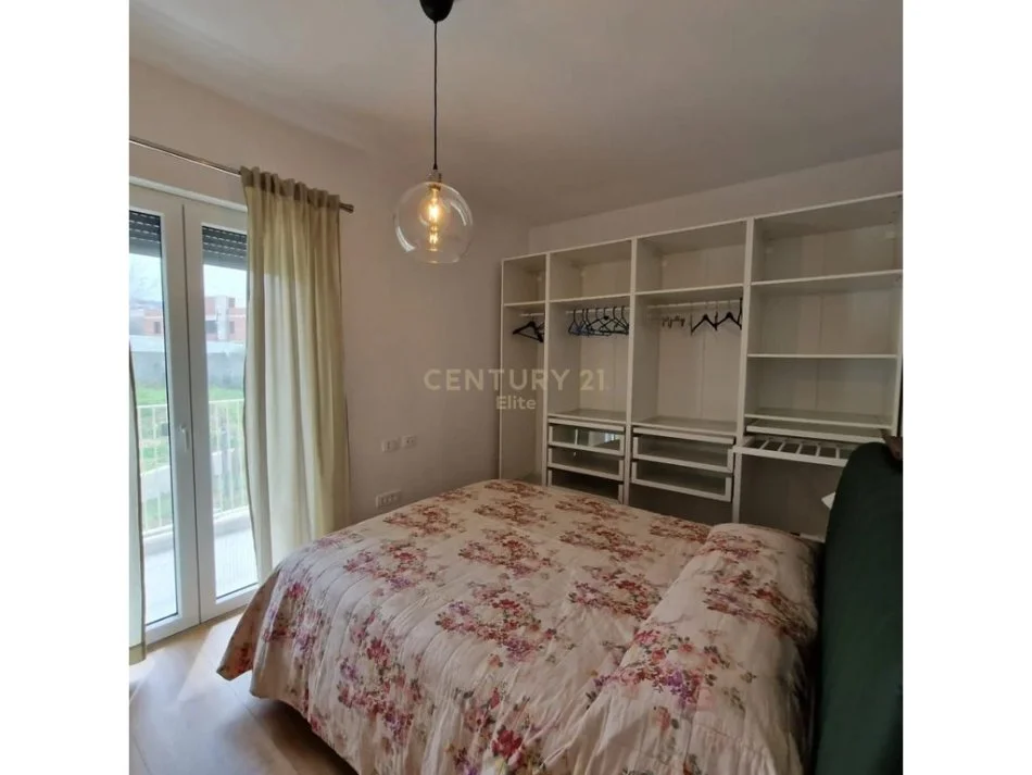 Tirane, jepet me qera apartament Kati 1, 122 m²,