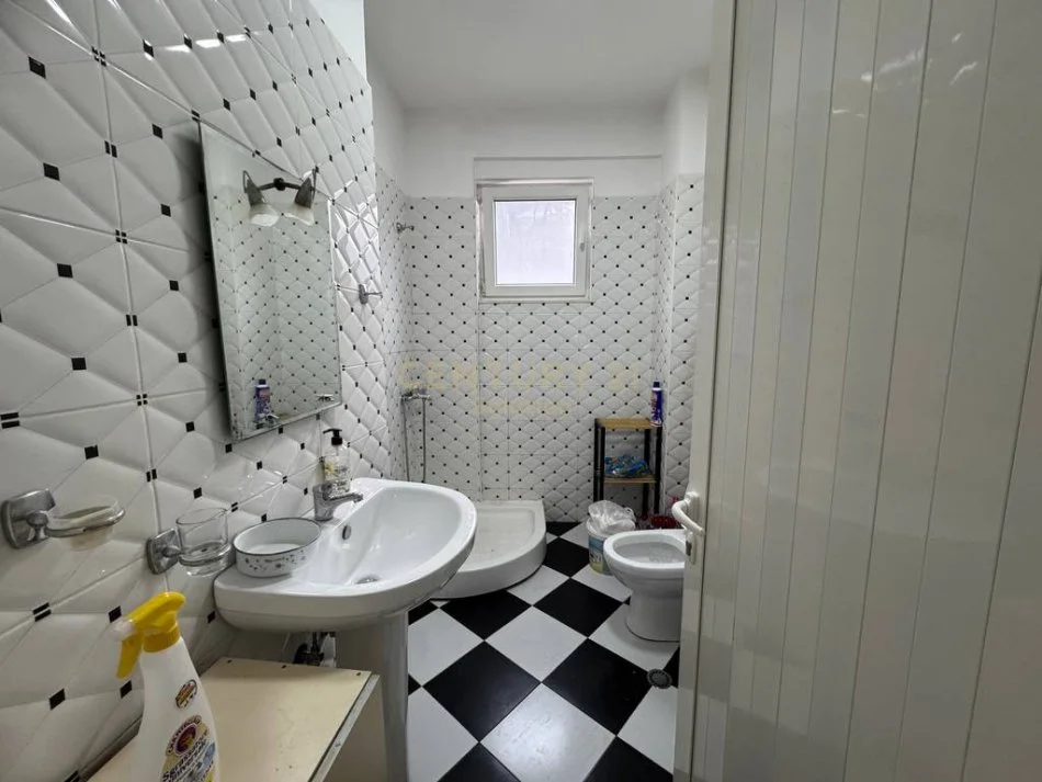 Tirane, jap me qera apartament 2+1 , 85 m² 500 € (KOMPLEKSI FZ, LIQENI I THATE)