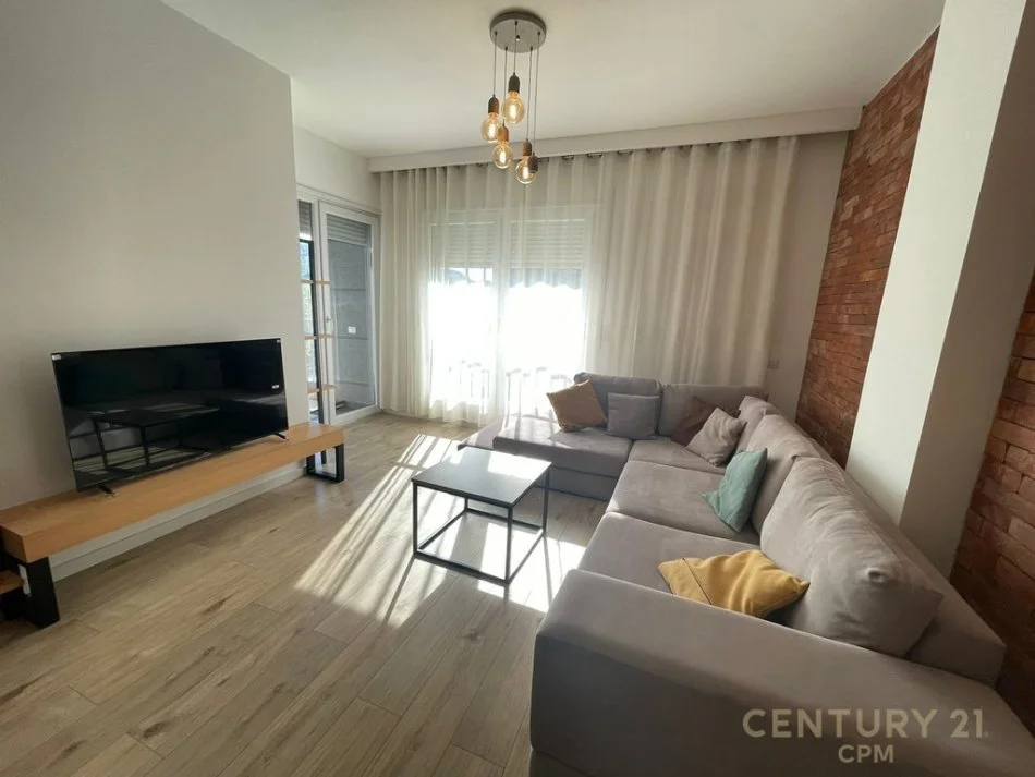 Tirane, jepet me qera apartament 1+1+POST PARKIMI+Ballkon , 62 m² 850 € (Komuna e parisit)