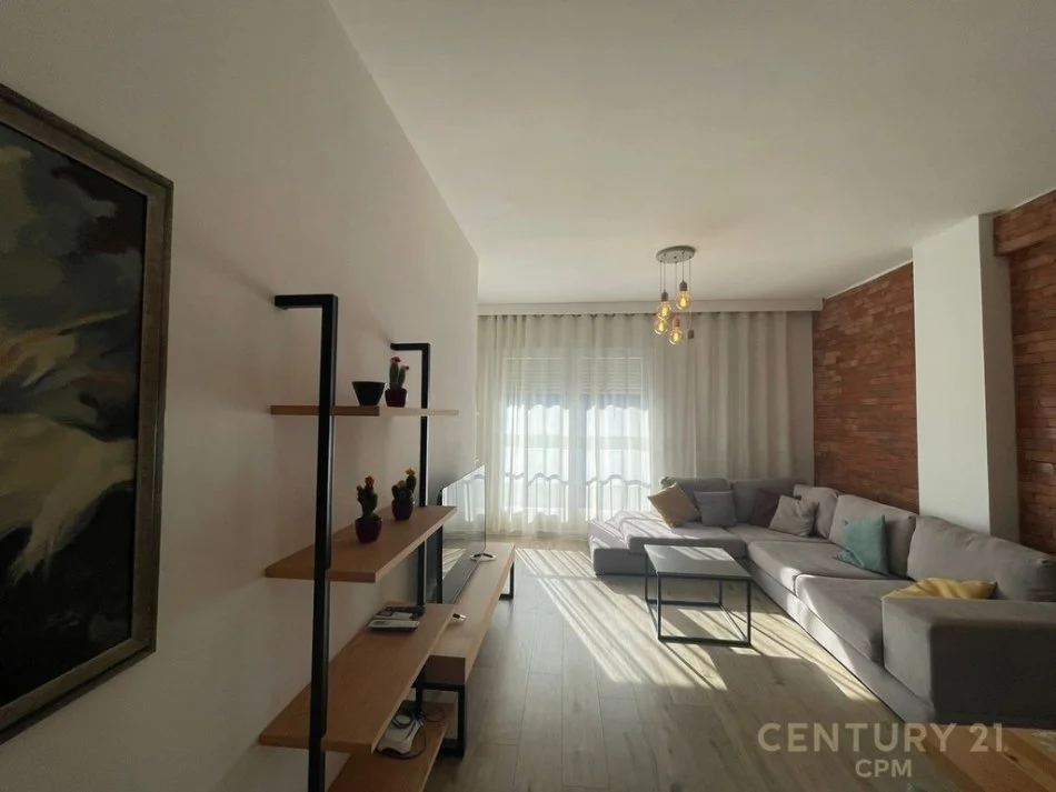 Tirane, jepet me qera apartament 1+1+POST PARKIMI+Ballkon , 62 m² 850 € (Komuna e parisit)