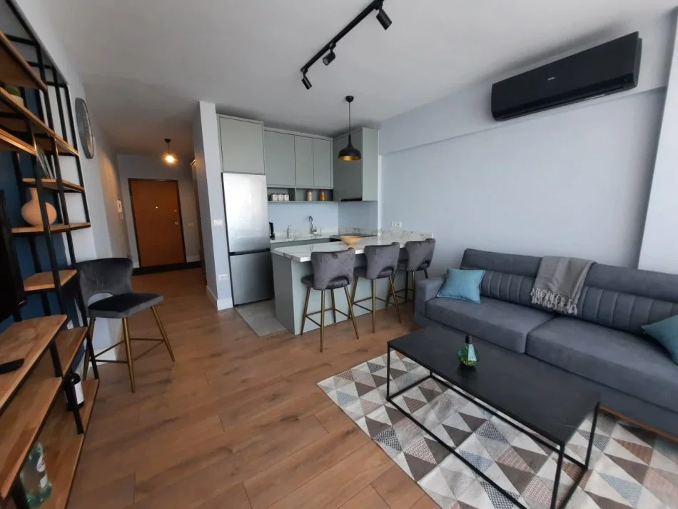 Durres, jepet me qera apartament 2+1+Ballkon Kati 8, 1.200 € (Vollga Durres)