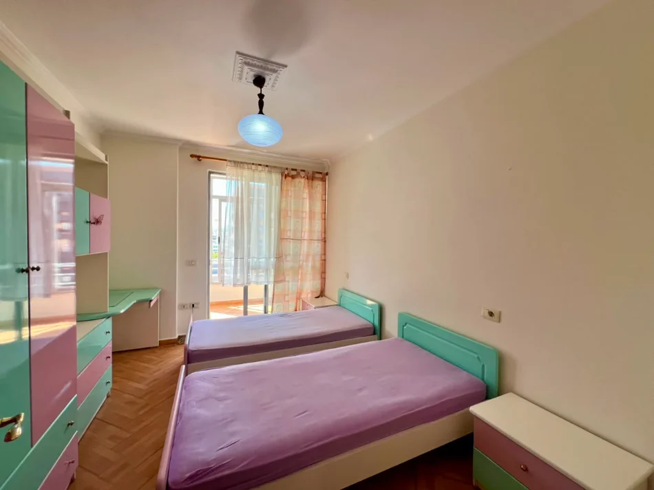 Tirane, jepet me qera apartament 2+1+Ballkon Kati 4, 110 m² 700 € (Rruga Tefta Tashko Koco)