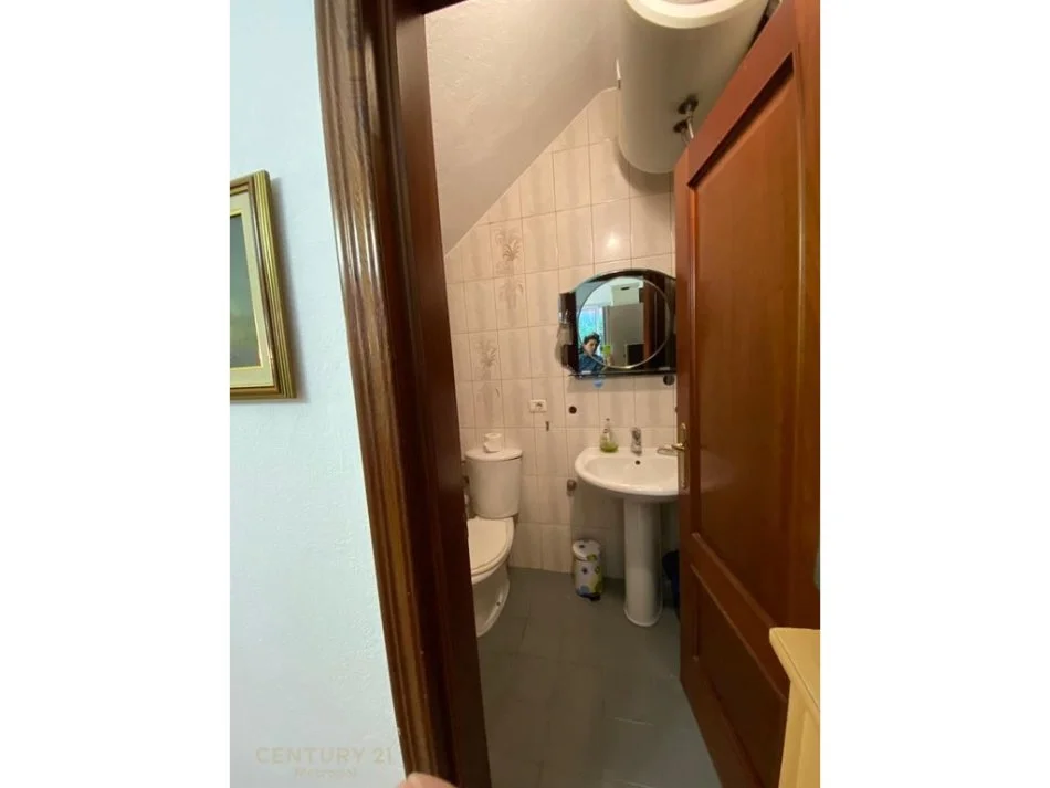 Tirane, jepet me qera apartament duplex 3+1 Kati 1, 120 m² 1.000 € (21 Dhjetori)