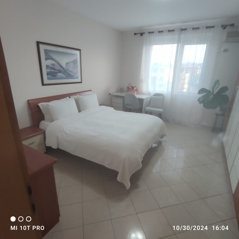 Tirane, jepet me qera apartament 2+1 Kati 10, 1.000 € (Bllok)