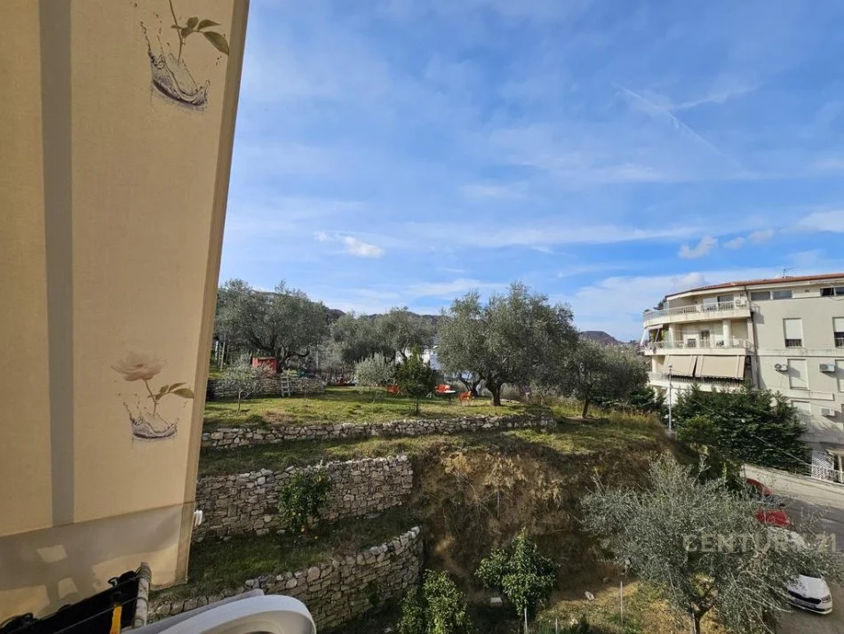 Tirane, jepet me qera apartament 1+1+Ballkon Kati 3, 40 m² 350 € (IRG117424)