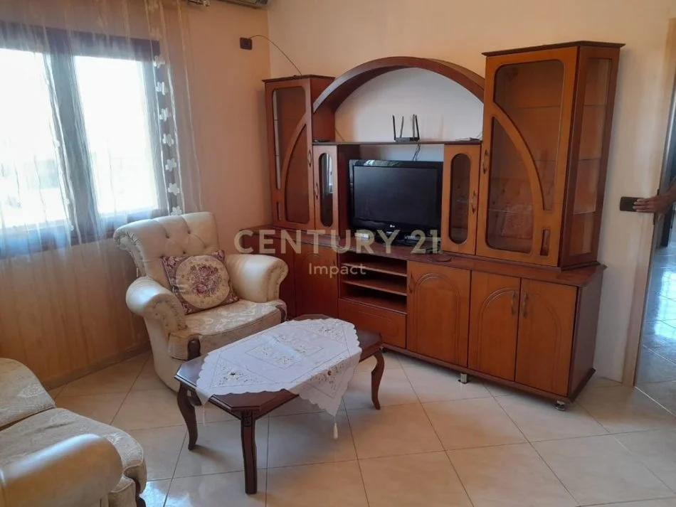 Tirane, jepet me qera apartament 3+1+Ballkon Kati 2, 120 m² 450 € (shkoze)