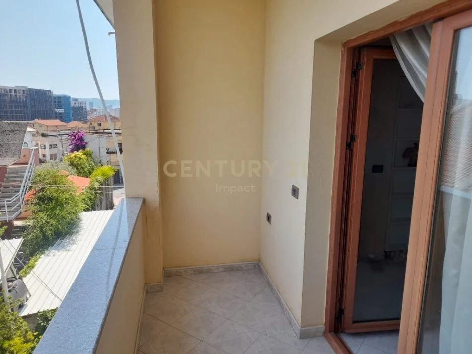 Tirane, jepet me qera apartament 3+1+Aneks+Ballkon Kati 2, 143 m² 450 € 