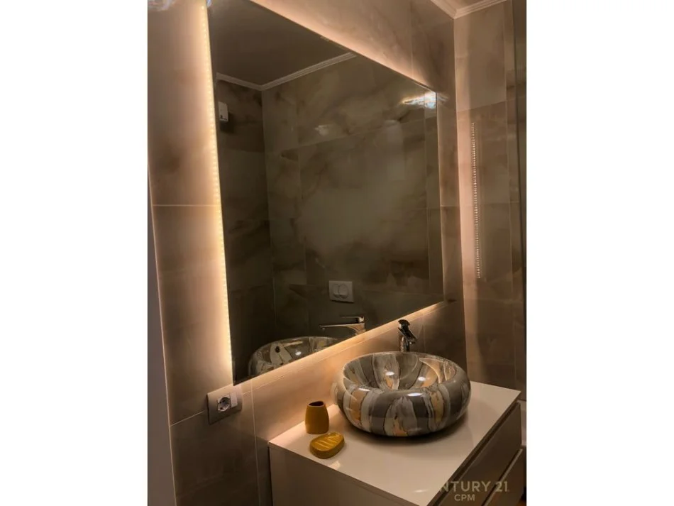 Tirane, jepet me qera apartament 2+1 Kati 5, 1.200 m² 1.200 € 