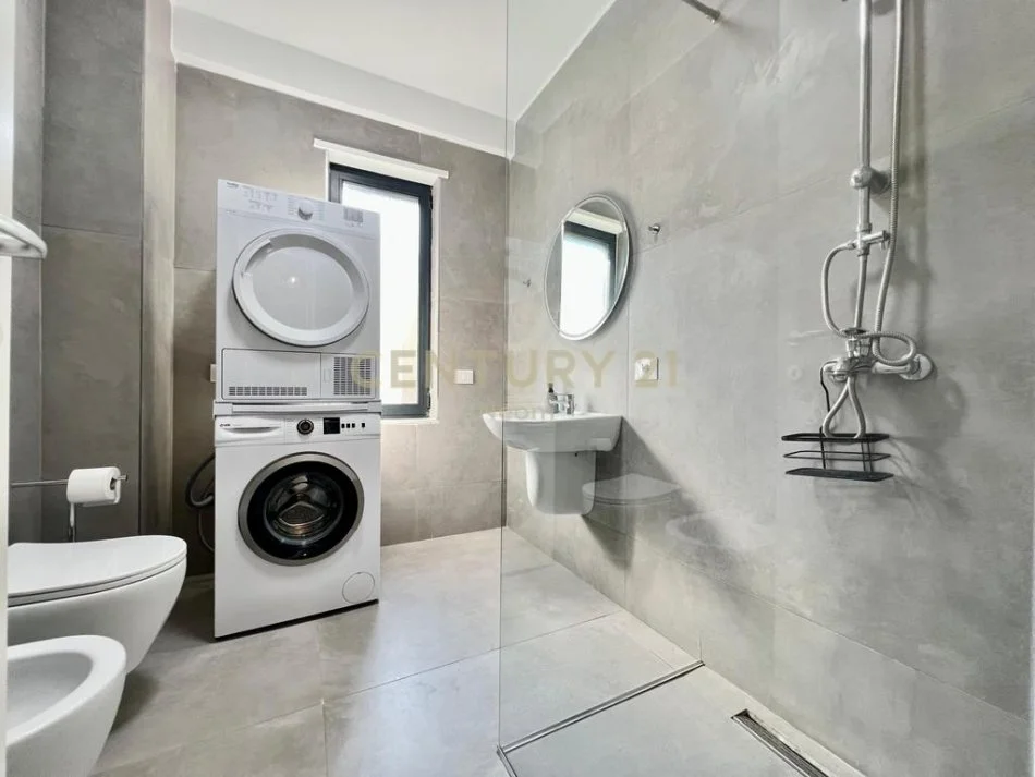 Tirane, jap me qera apartament 2+1+Ballkon , 86 m² 1.300 € (Pazari i Ri)